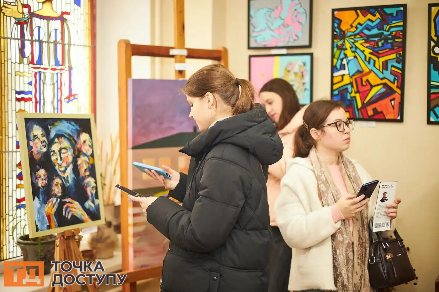 Учасники виставки в бібліотеці