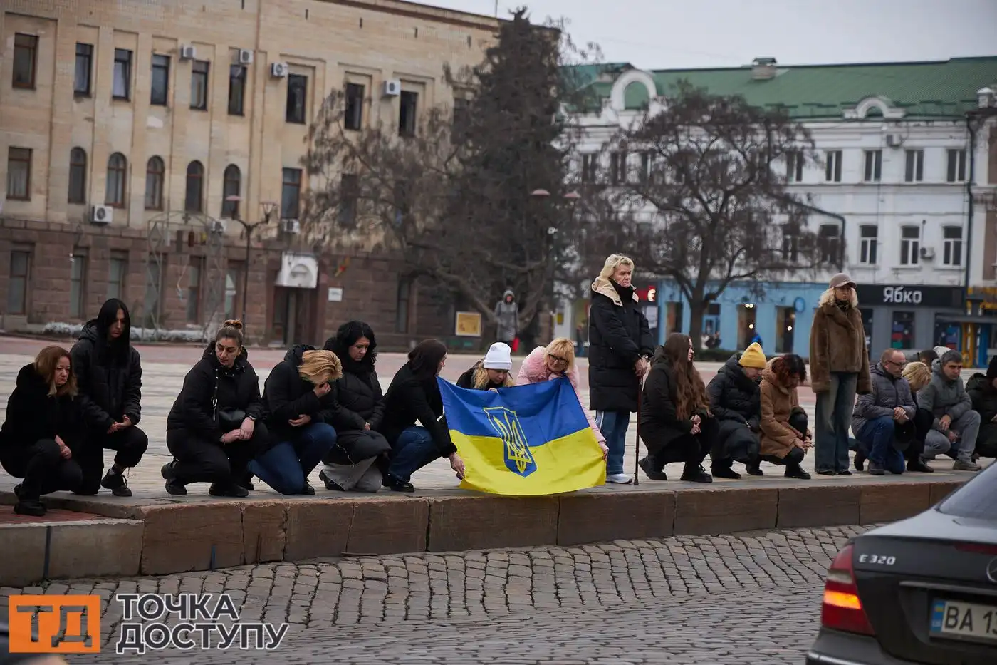 Церемонія прощання відбулася з військовими почестями та державними прапорами.