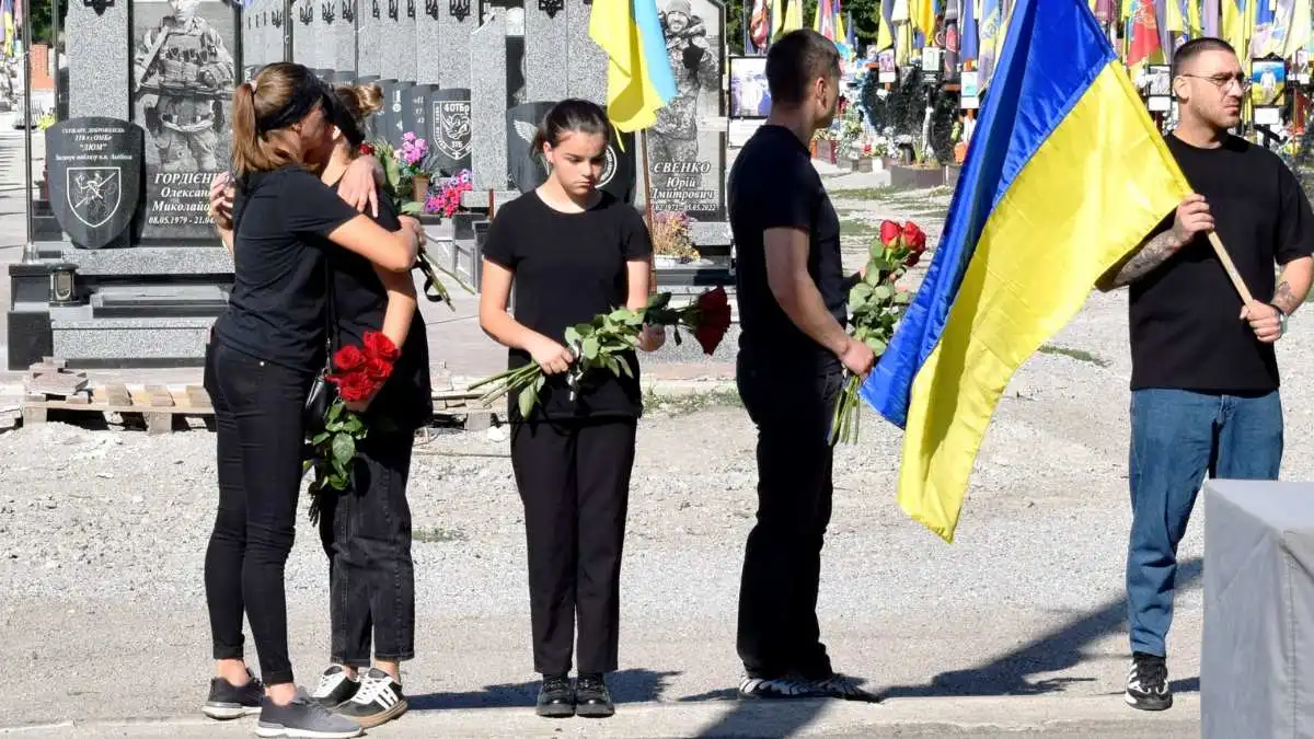 Кропивницький попрощався із захисником Євгенієм Захаренком: містом проїхала траурна колона
