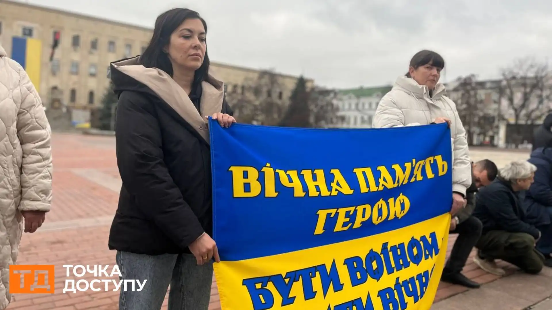 Попрощалися з трьома захисниками у Кропивницькому: в центрі міста зупинився траурний кортеж