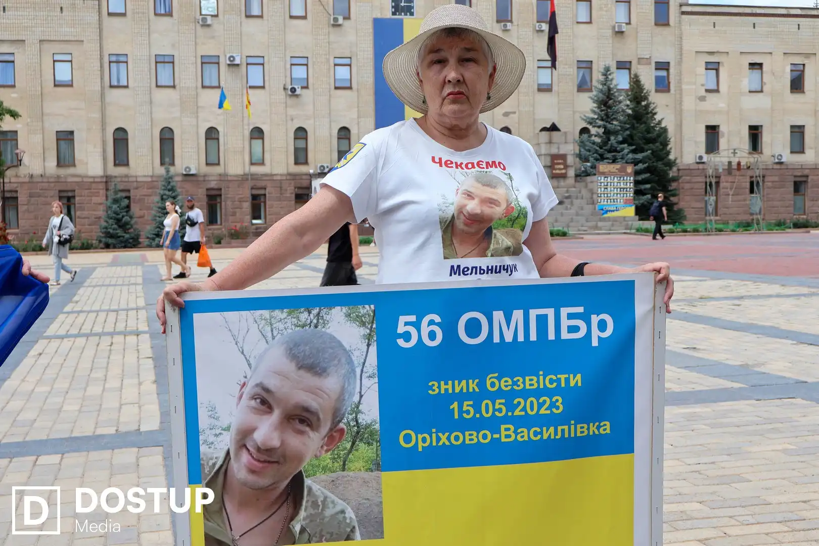 Мати з плакатом сина на акції