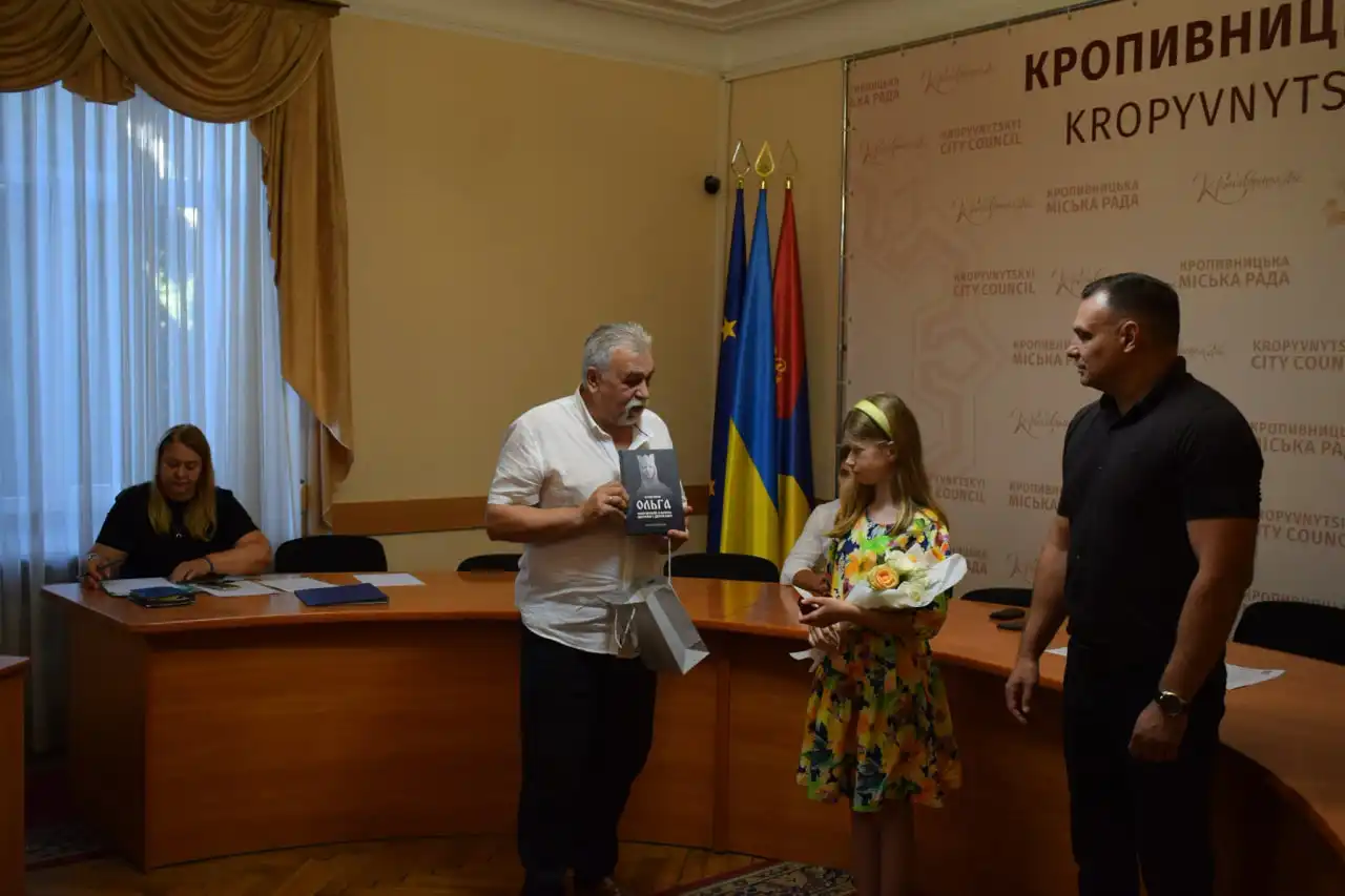 Олег Колюка вручив доньці загиблого військового пам'ятну відзнаку "Батьківське серце"