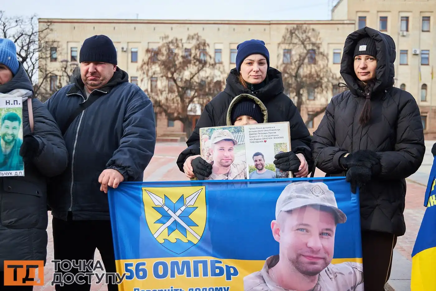 Учасники заходу закликали світову спільноту сприяти поверненню українських захисників додому.