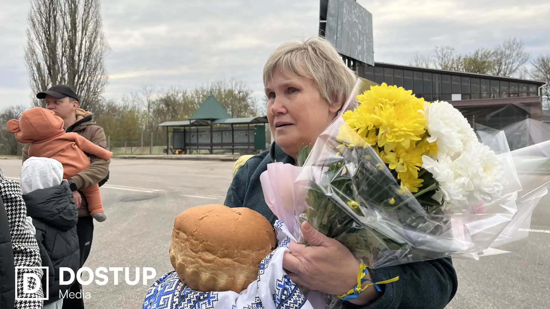 “Не віриться, що я вдома”: у Кропивницькому зустріли звільненого з полону захисника Євгена Коденця
