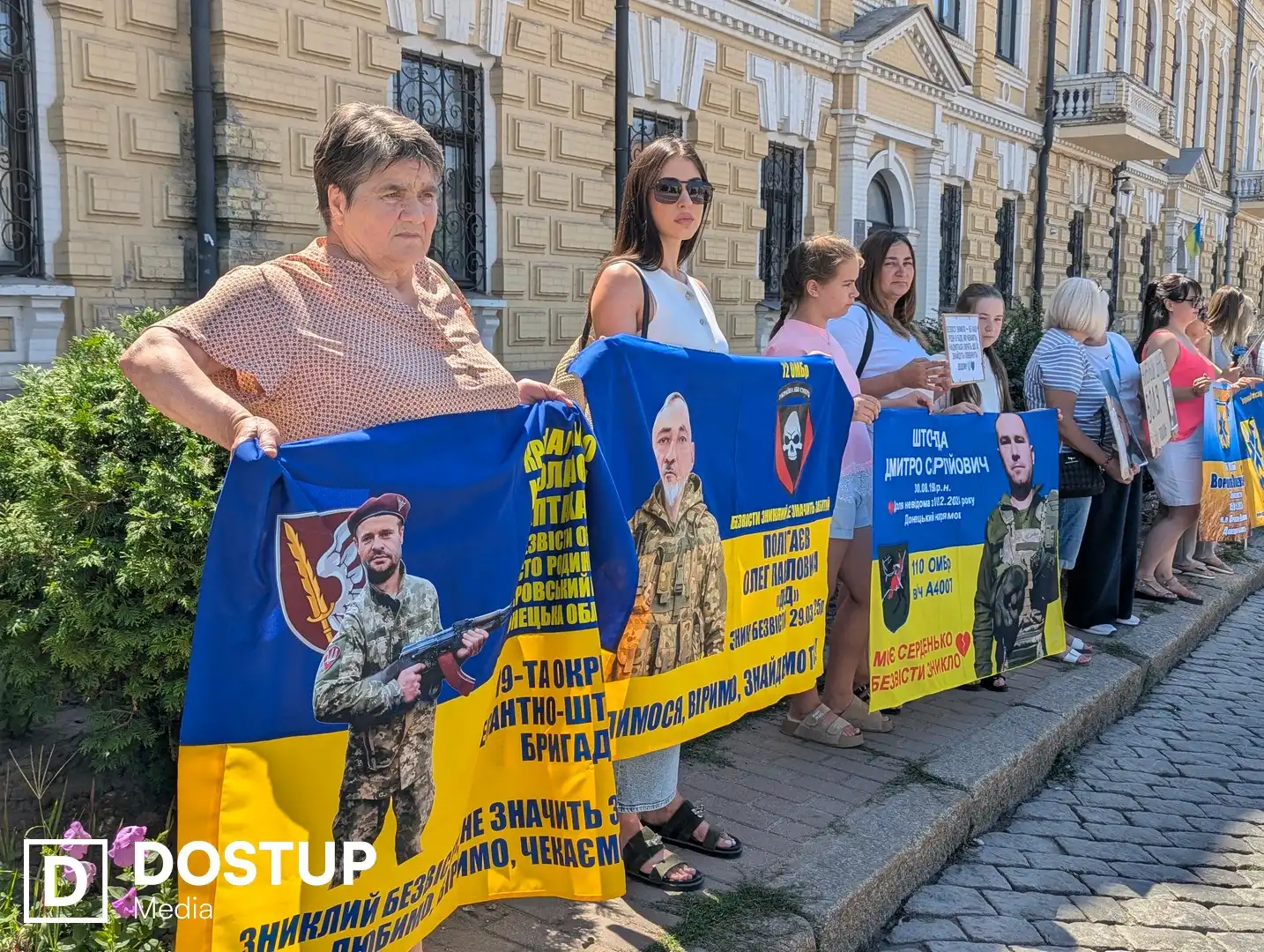 Учасники акції на підтримку полонених і зниклих безвісти на площі Героїв Майдану