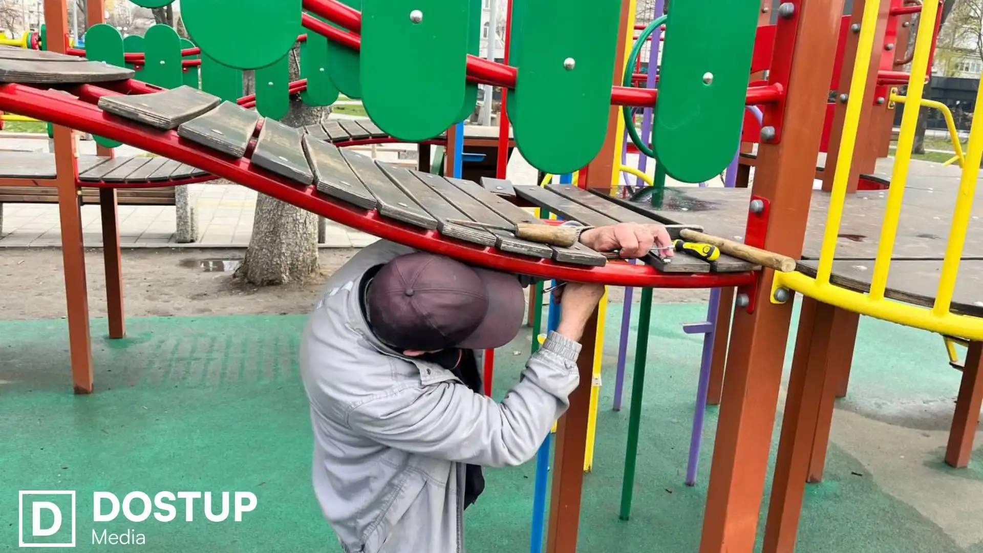 На дитячому майданчику в Центральному сквері Кропивницького виявили пошкодження