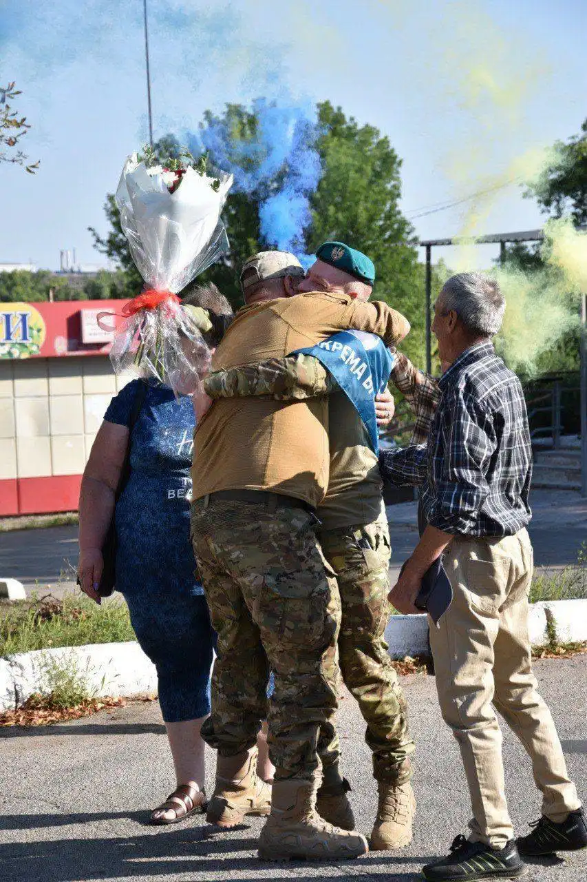 Старший сержант Костянтин Пічкур обіймається з рідними після повернення з полону в Новій Празі