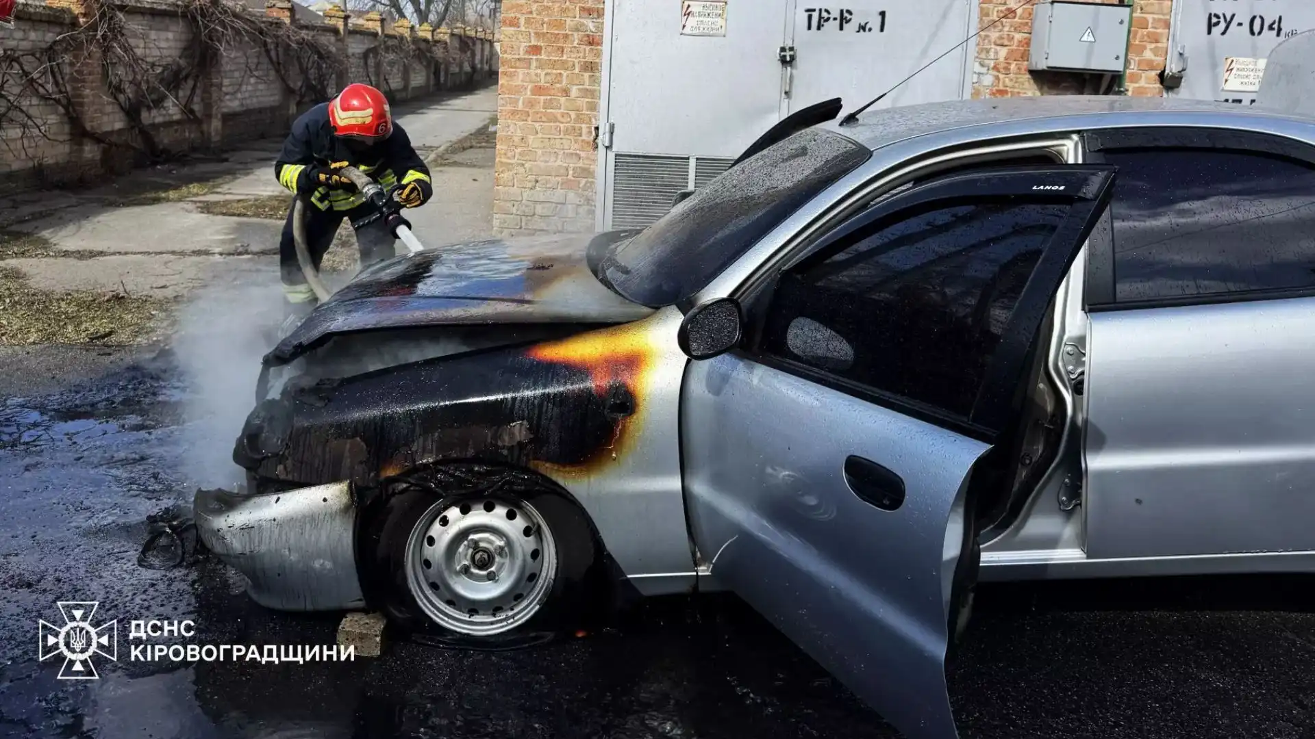 Легковик ЗАЗ горів неподалік пологового будинку у Кропивницькому