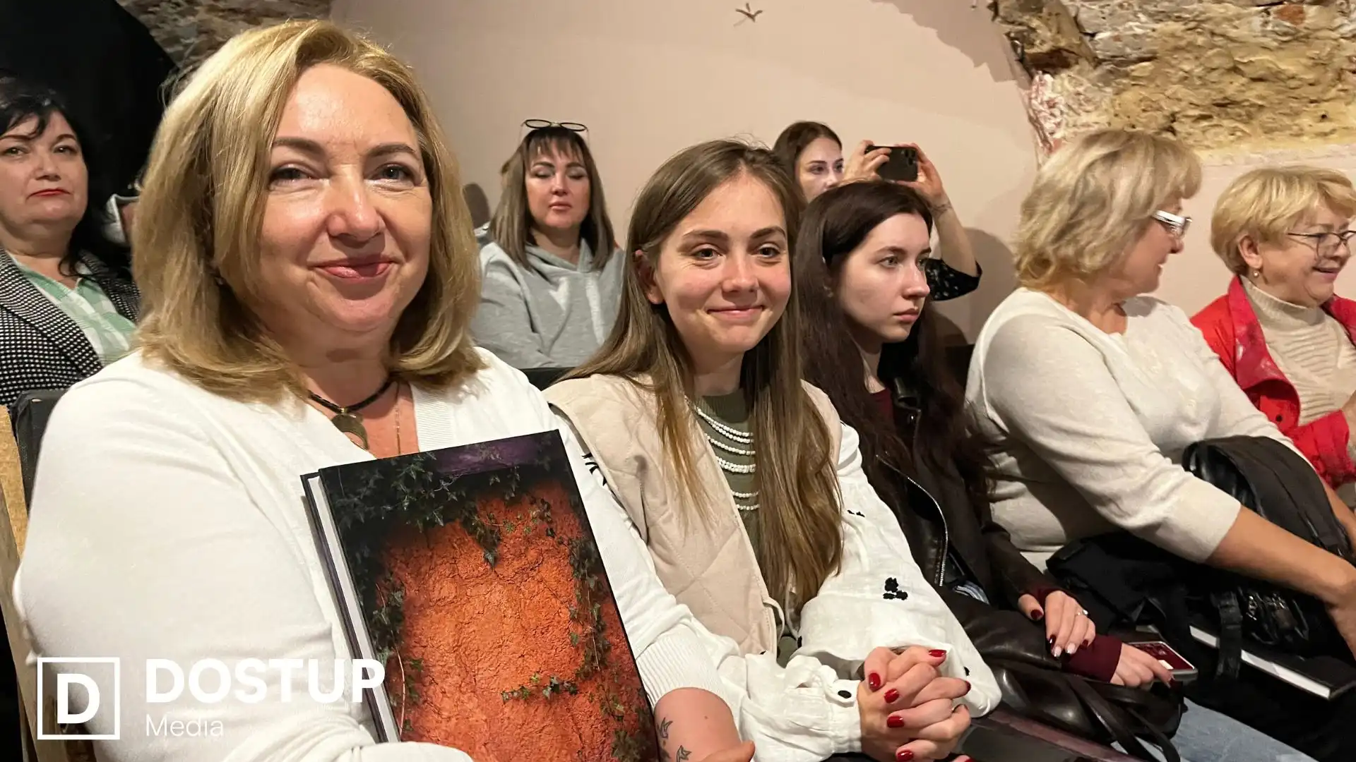 Пісні, рецепти та старовинні світлини: “Баба Єлька” презентувала книгу про Кіровоградщину