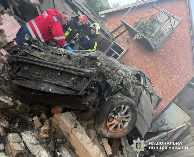 Рятувальники деблокують постраждалого водія з понівеченої у ДТП автівки