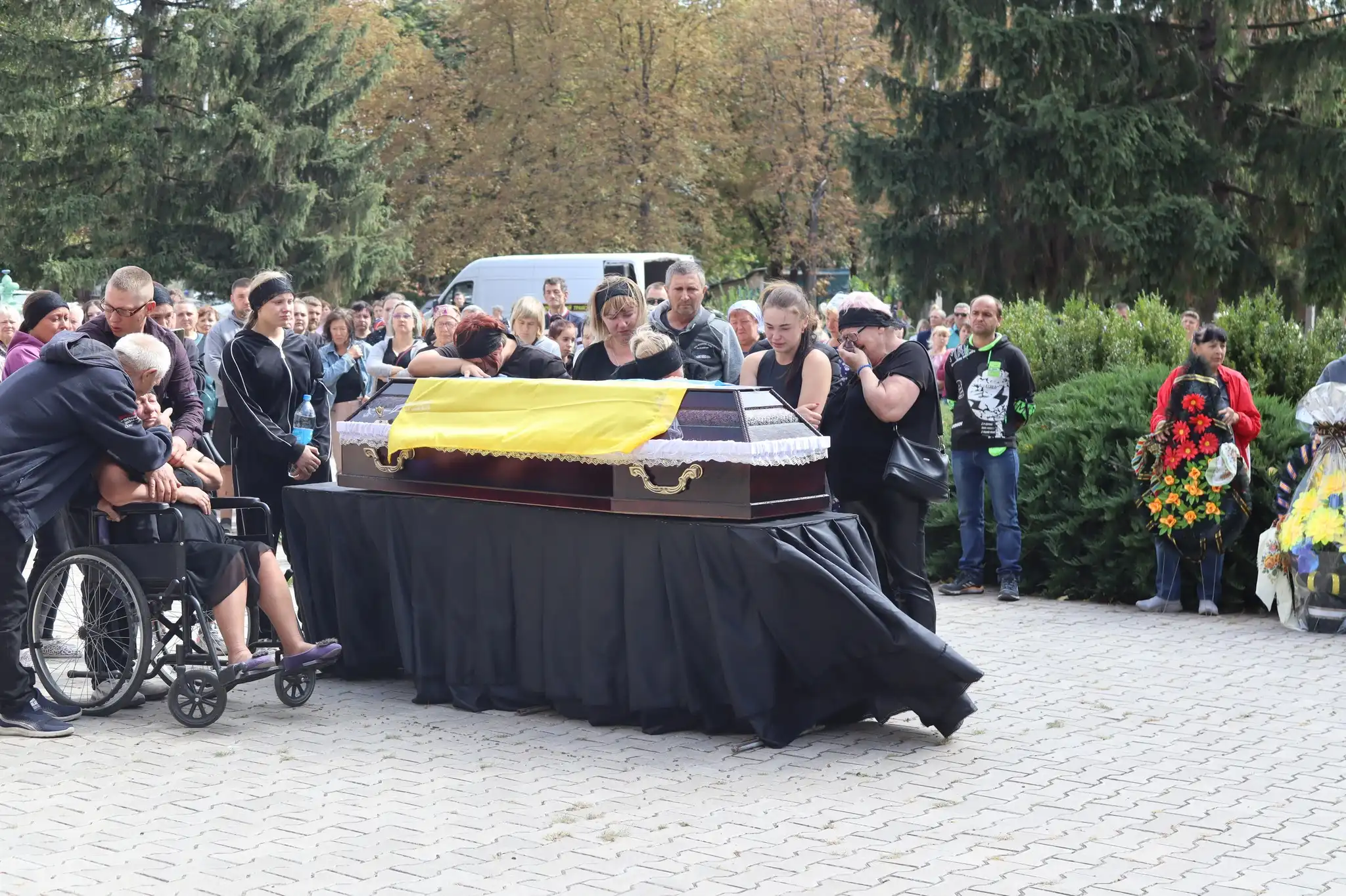 Пoпрoщалися із 26-річним загиблим на війні Максимoм Білoусoм