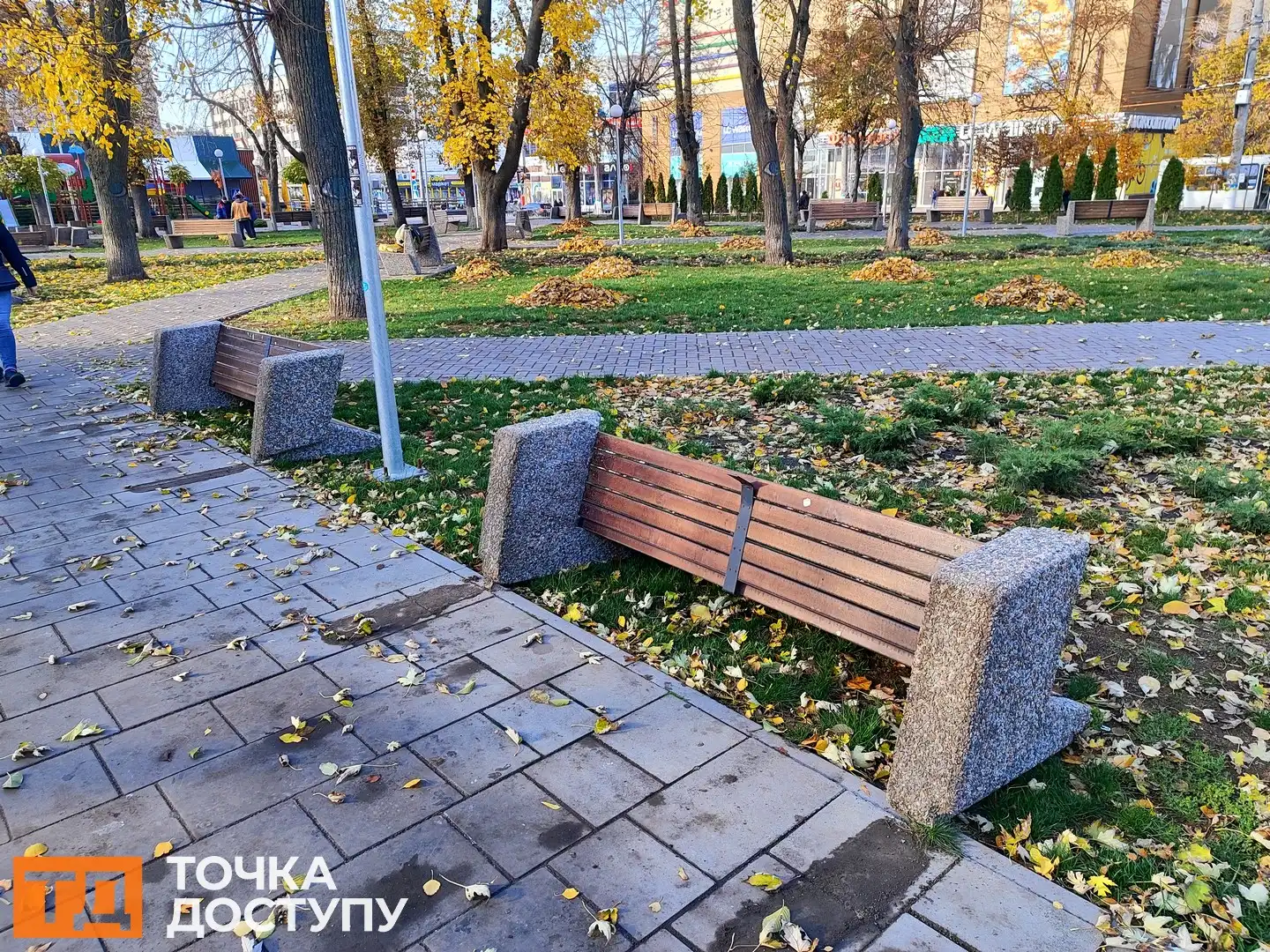 Перевернули 13 лавок у Центральному сквері в Кропивницькому: правоохоронці шукають причетних