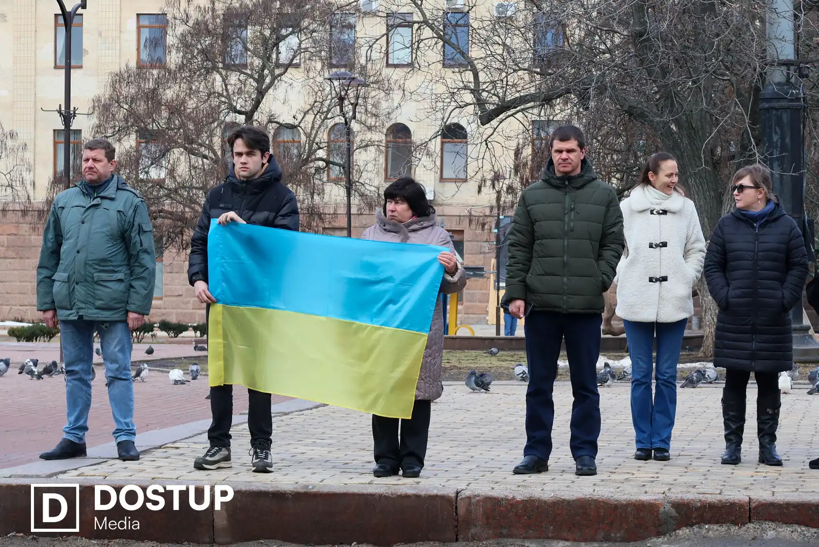 Люди вийшли провести військового в останню дорогу