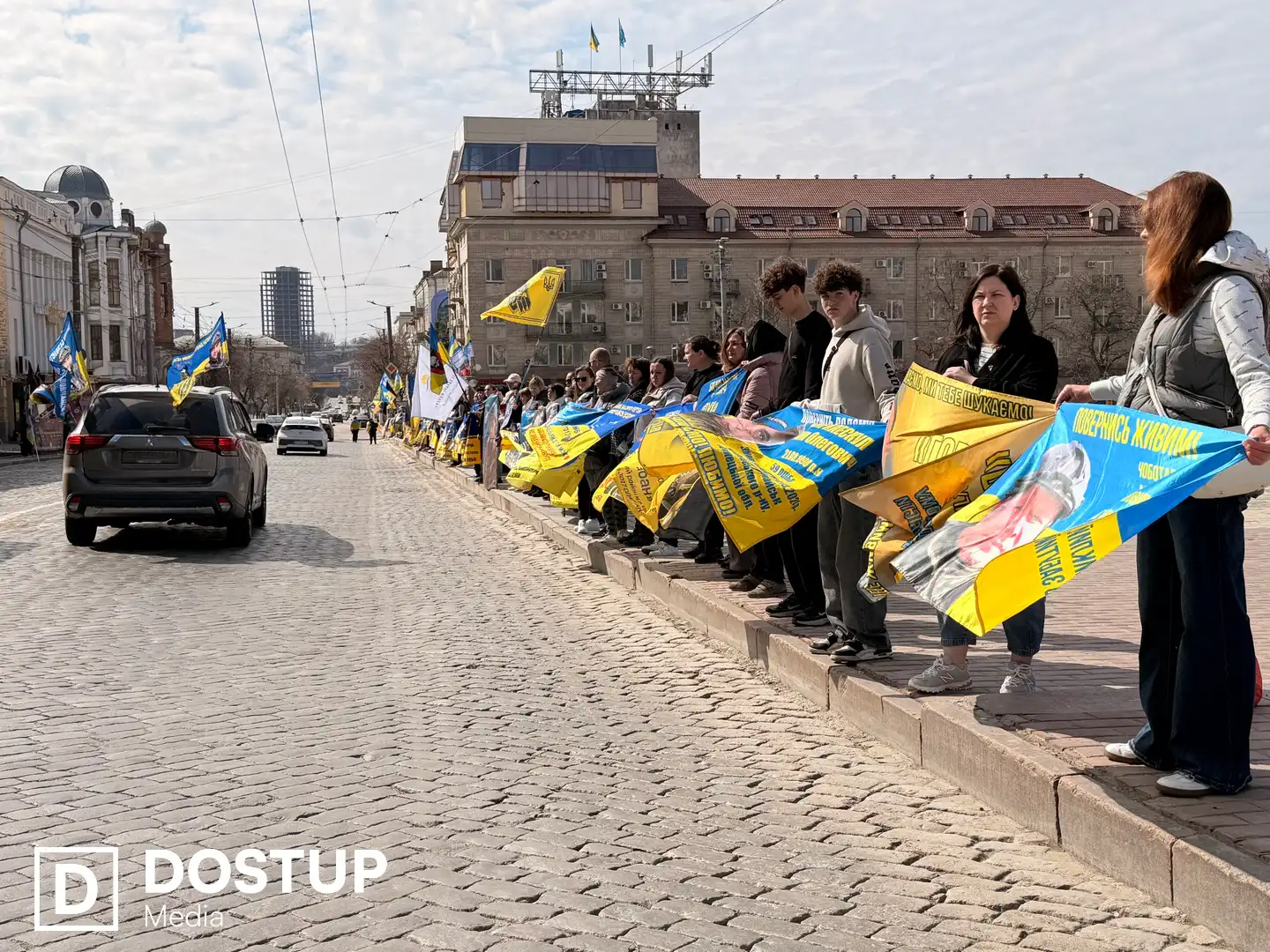 Учасники акції з прапорами на площі Героїв Майдану