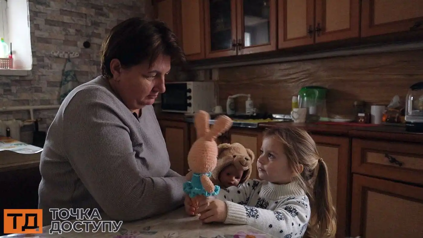 Аня грається з бабусею.