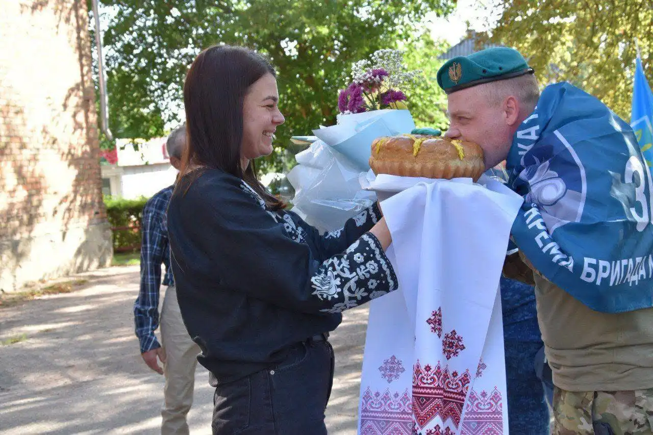 Костянтин Пічкур із квітами та хлібом на зустрічі в рідній громаді після звільнення з полону