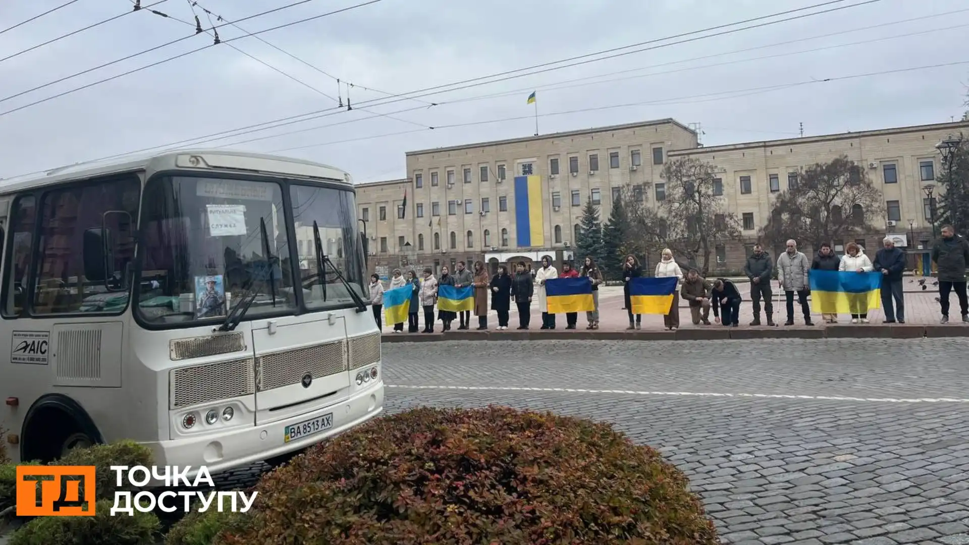 Попрощалися з трьома захисниками у Кропивницькому: в центрі міста зупинився траурний кортеж
