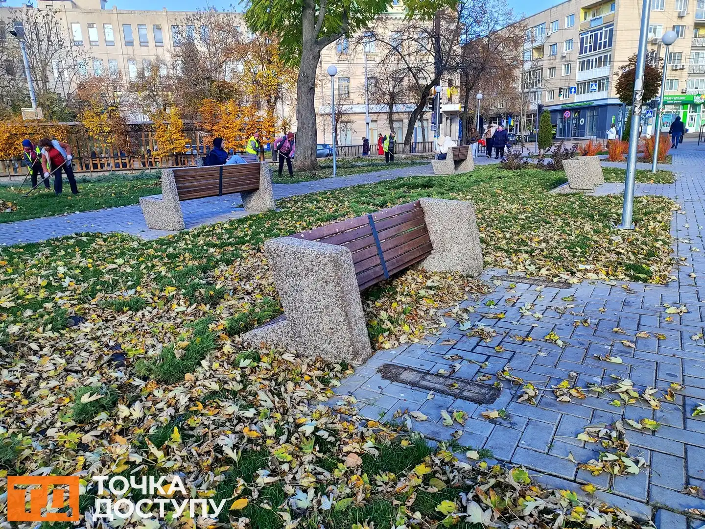 Перевернули 13 лавок у Центральному сквері в Кропивницькому: правоохоронці шукають причетних