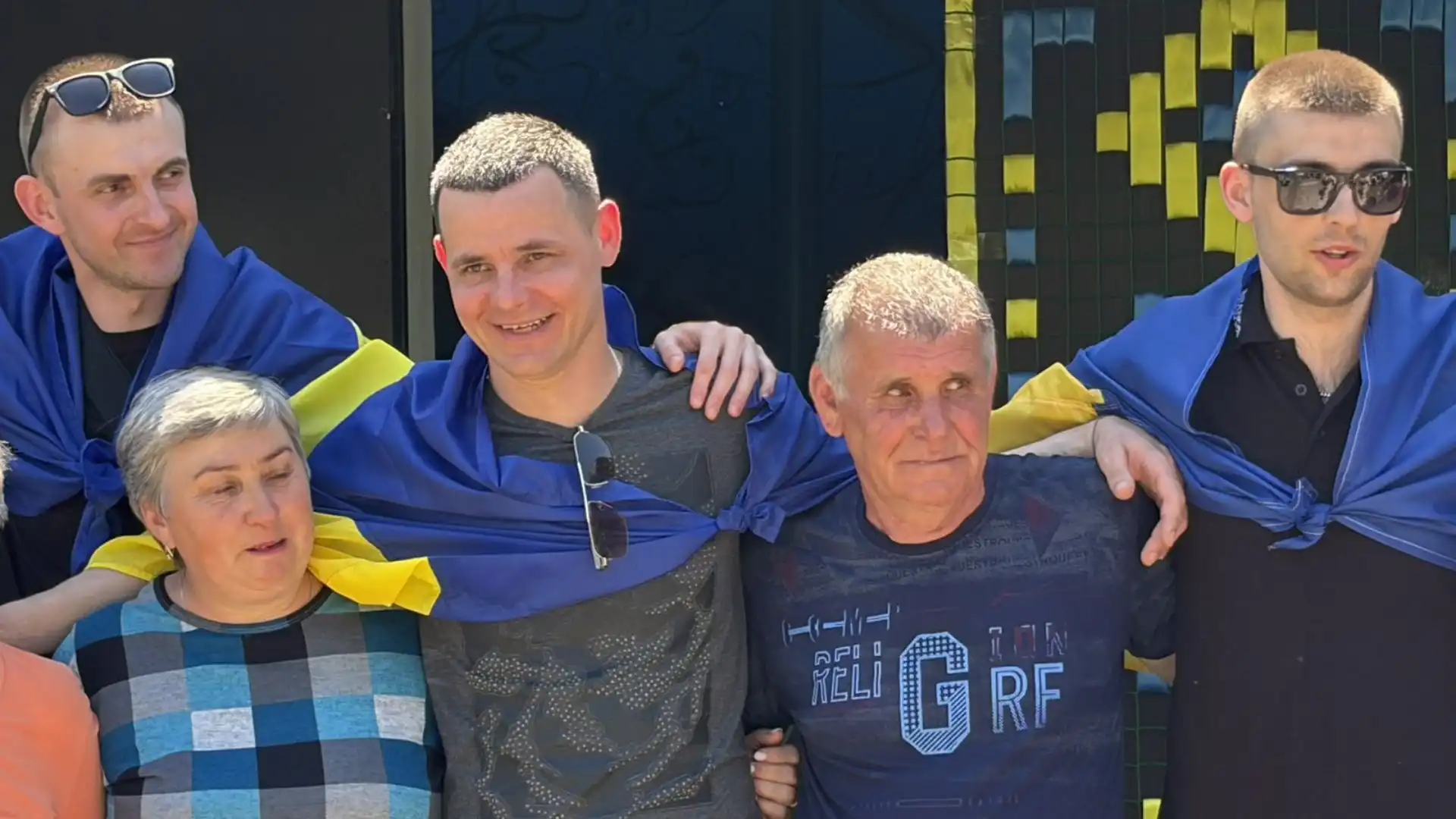 У селі Новоігорівка на Кіровоградщині зустріли захисника Володимира Беца, який повернувся з російського полону після понад 4 років.