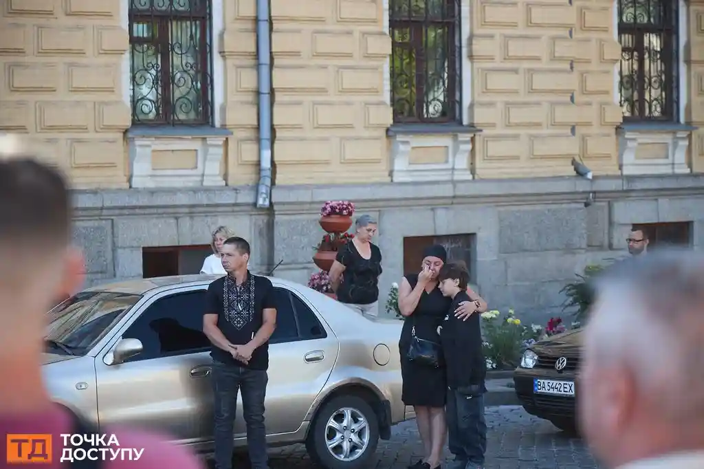 У центрі Кропивницького відбувся траурний мітинг на честь загиблого військового.