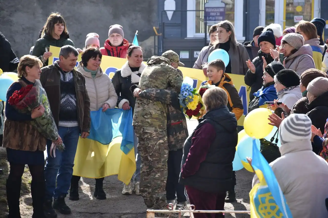 Повернувся додому після майже 4 років у полоні: на Кіровоградщині зустріли захисника