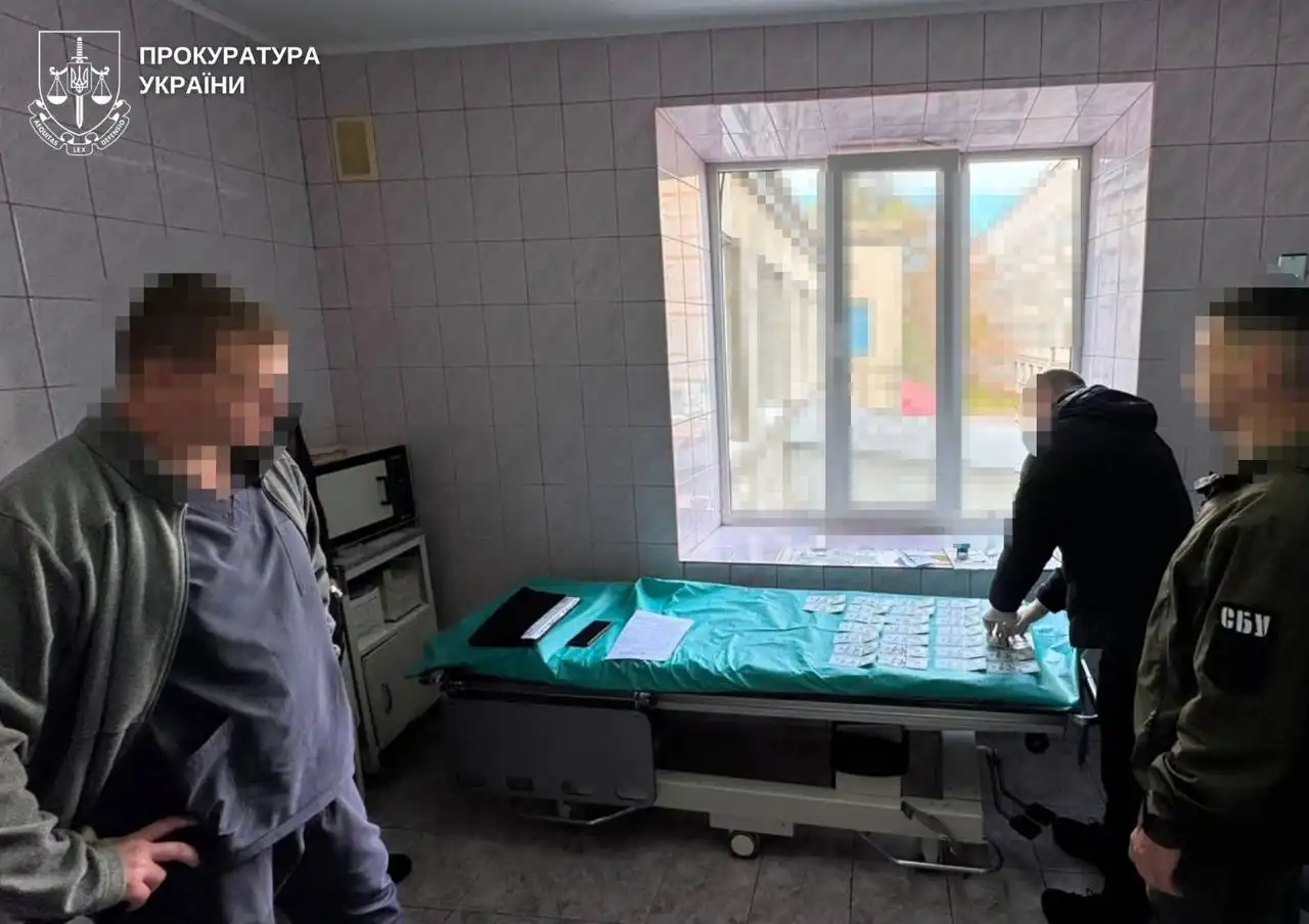 Хабар за висновок ВЛК: завідувача лікарні у Кропивницькому підозрюють у вимаганні грошей