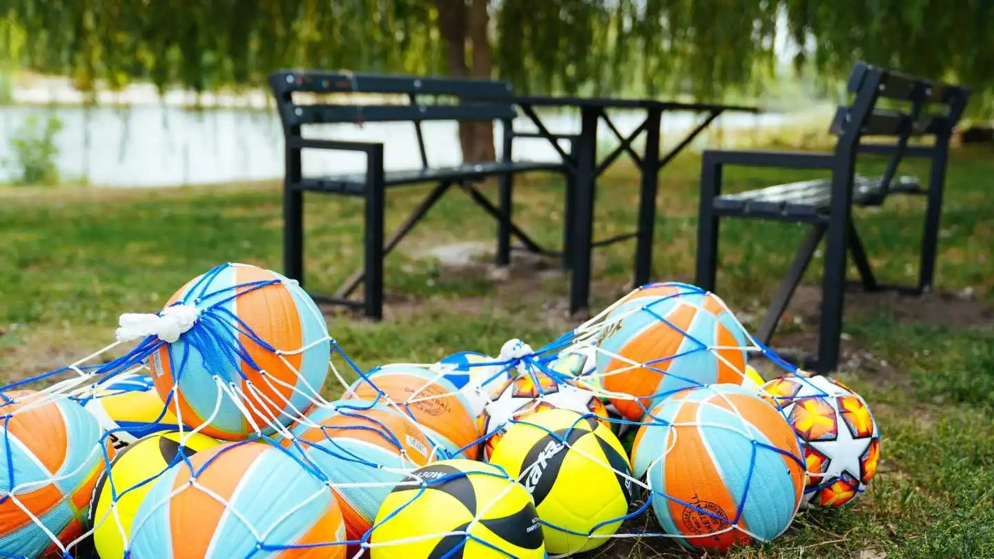 На Ковалівському пляжі створили простір для відпочинку “Ментальний оазис”