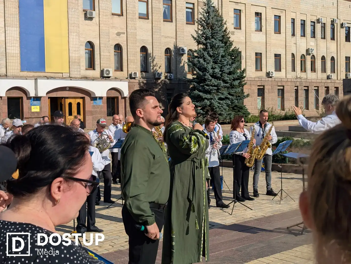 Виконавці Анастасія та Олександр Безай на сцені під час концерту