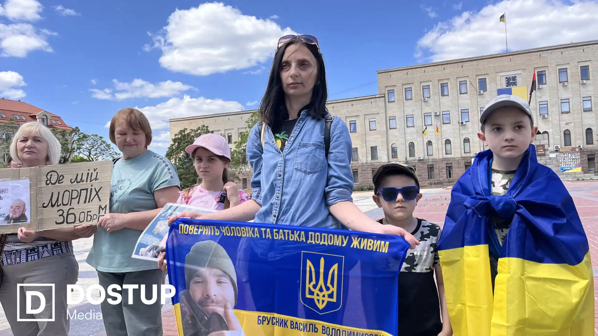 Ірина Брусник із синами (на фото Ірина третя з правого боку)