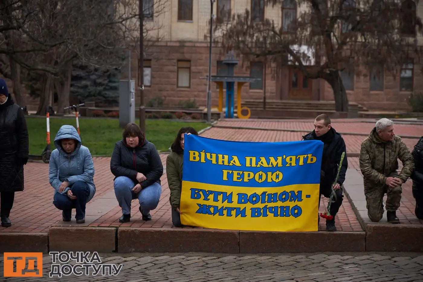 Провести захисників в останню путь прийшли рідні, побратими, друзі та небайдужі містяни.