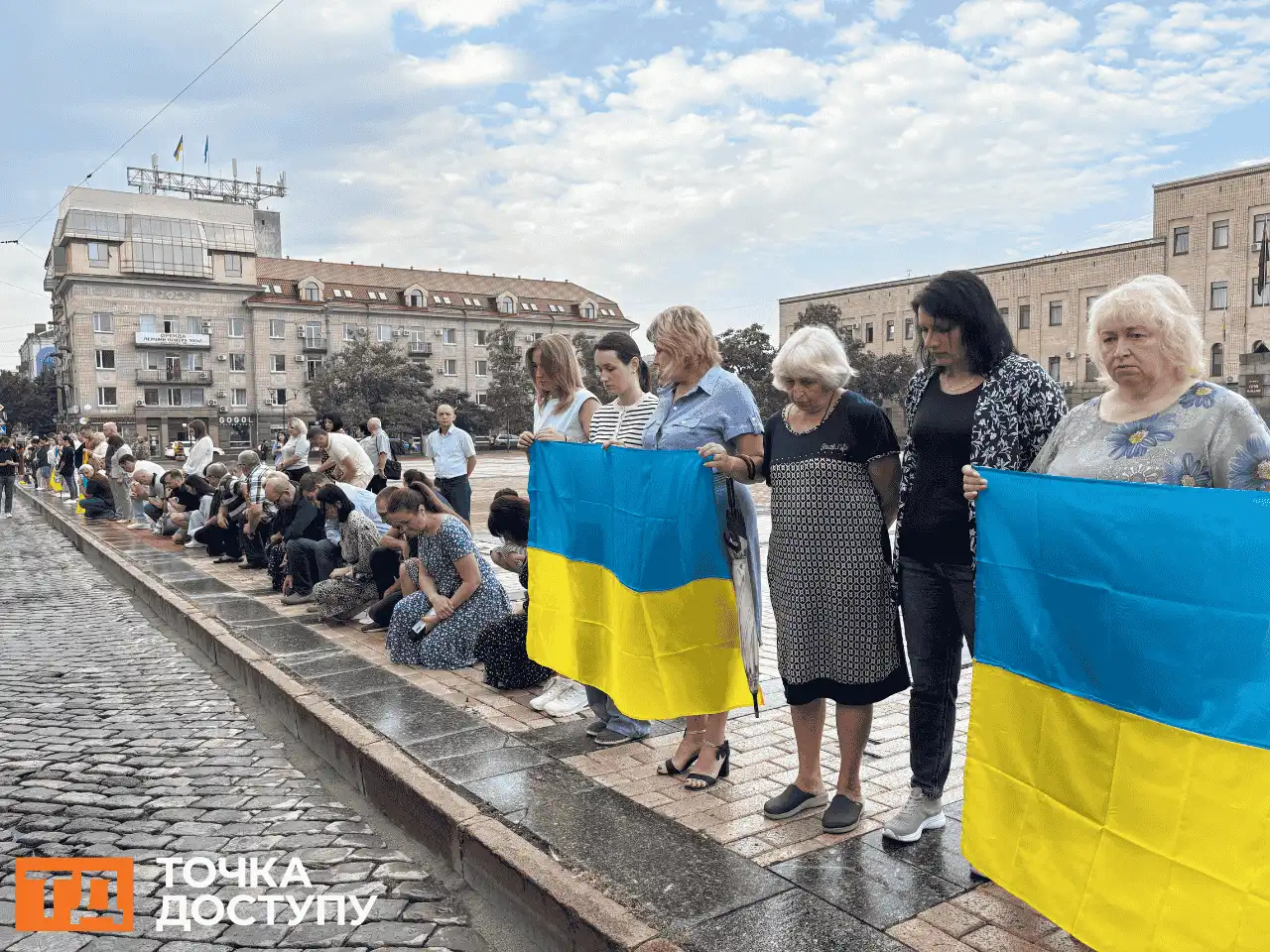 Мешканці Кропивницького на площі Героїв Майдану під час хвилини мовчання