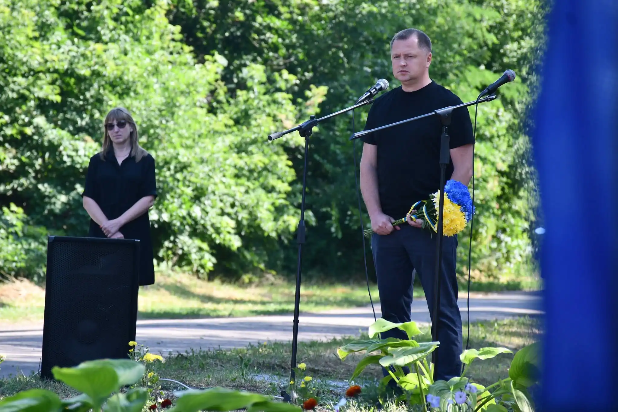 Голова Приютівсьуої громади на відкритті Алеї слави у селі Новоселівка