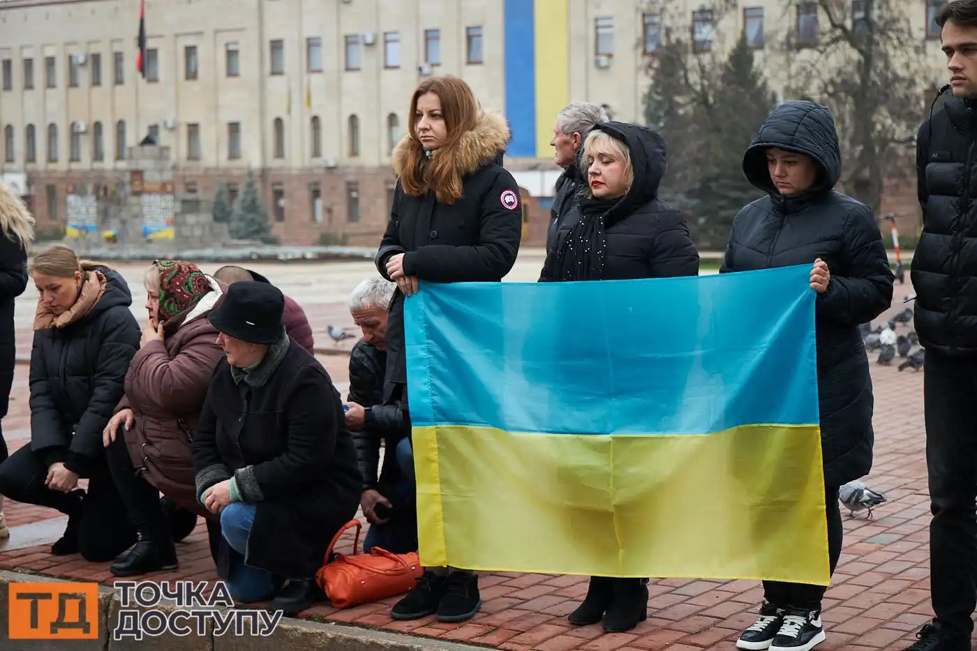 Жителі Кропивницького вшанували пам’ять чотирьох загиблих героїв хвилиною мовчання та квітами.