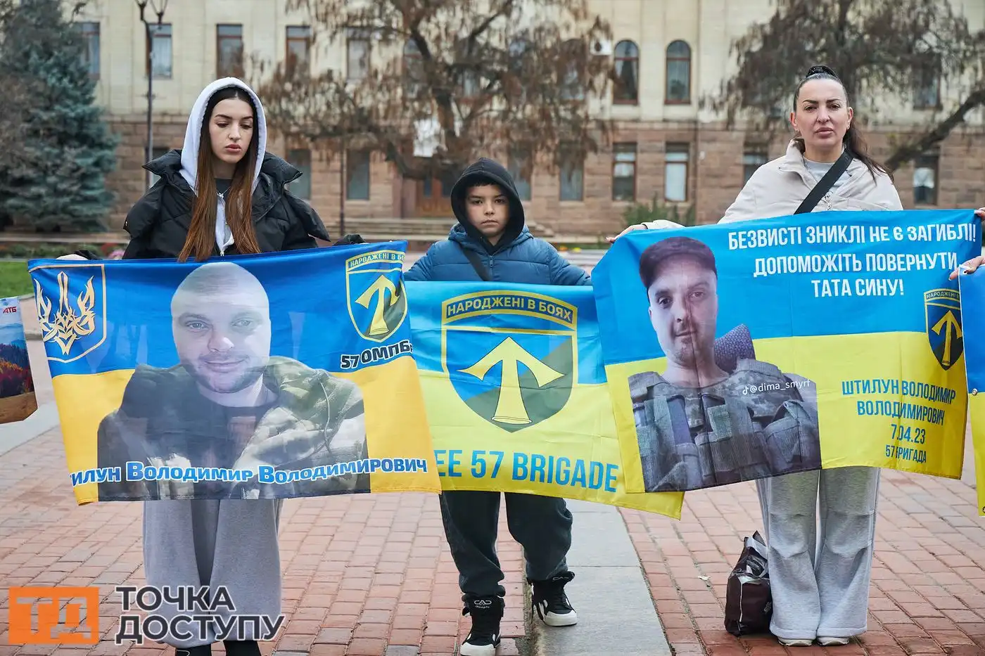 Учасники акції закликали міжнародні організації допомогти у визволенні полонених.