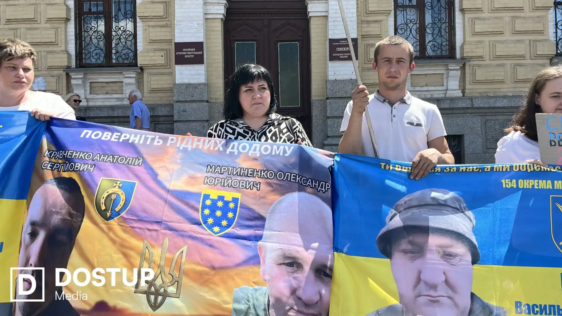 “Чекаємо і віримо в повернення”: у Кропивницькому рідні полонених і зниклих безвісти військових вийшли на акцію
