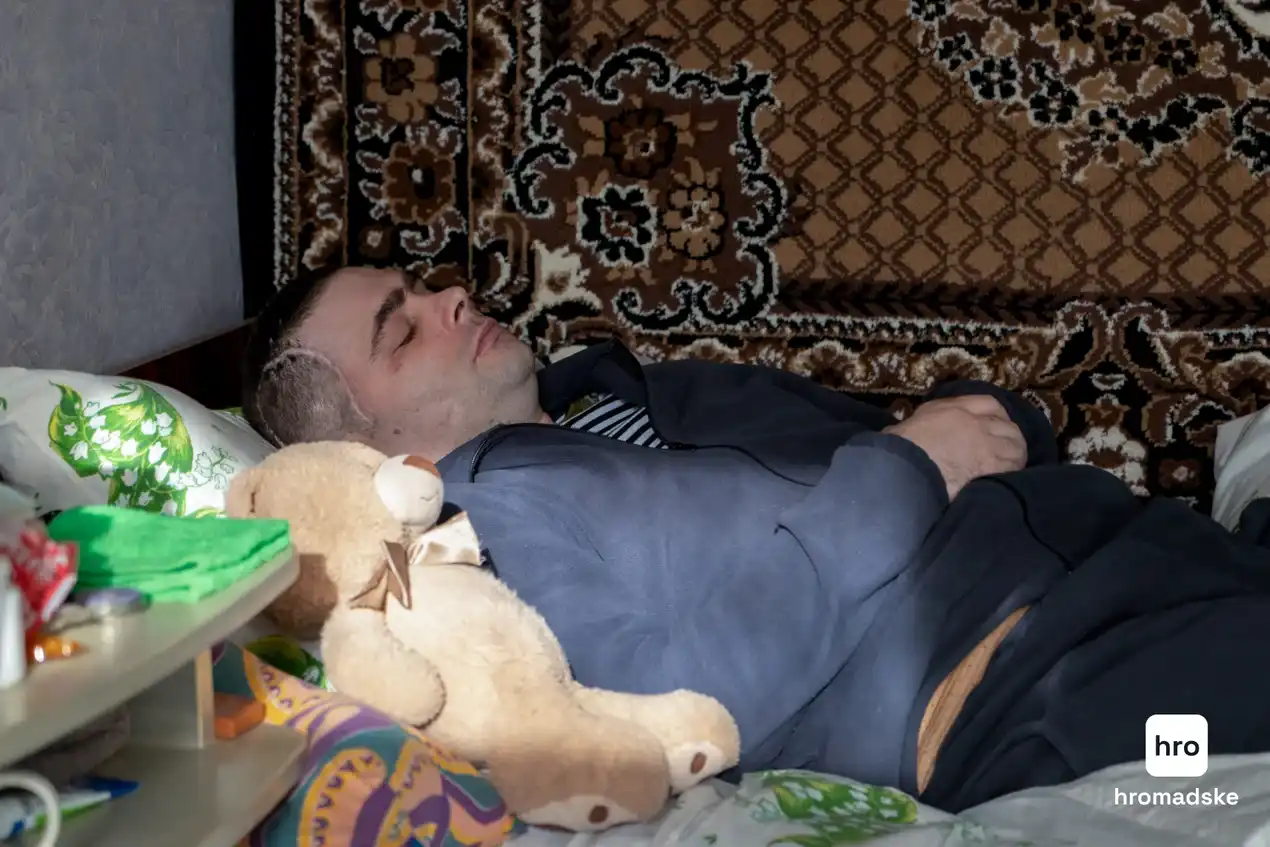 Олексій зі своїм ведмедиком-талісманом