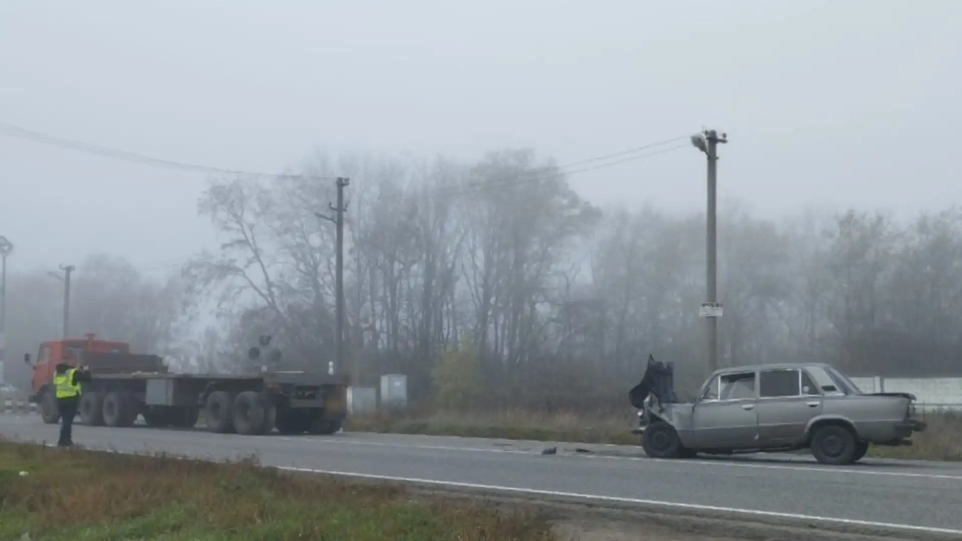 КамАЗ і легковик зіткнулися у Кропивницькому районі: пасажирка отримала травми