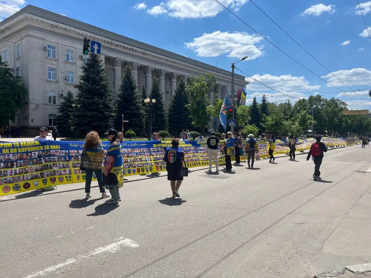 380-метровий прапор з портретами зниклих безвісти військових у Кропивницькому