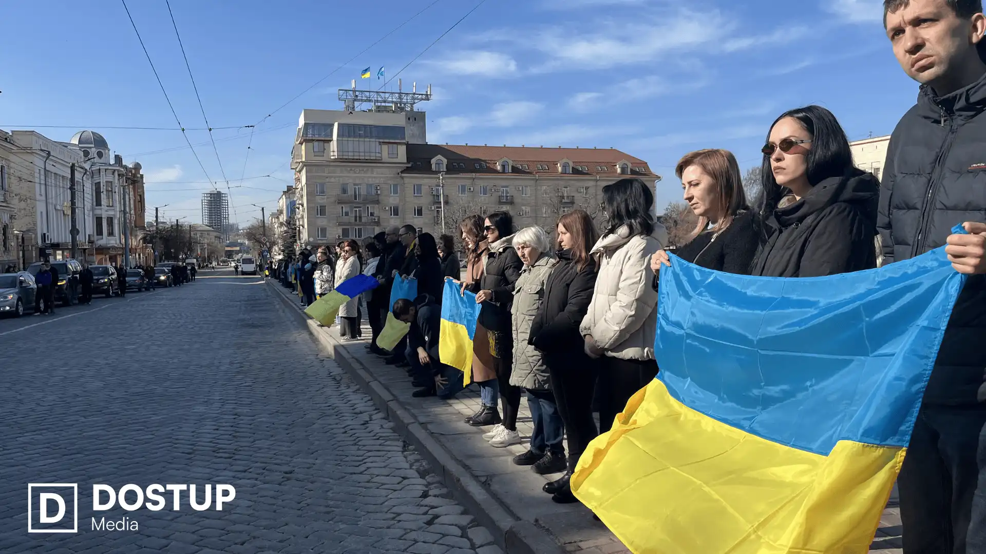 Небайдужі кропивничани на площі Героїв Майдану вшановують пам'ять героїв