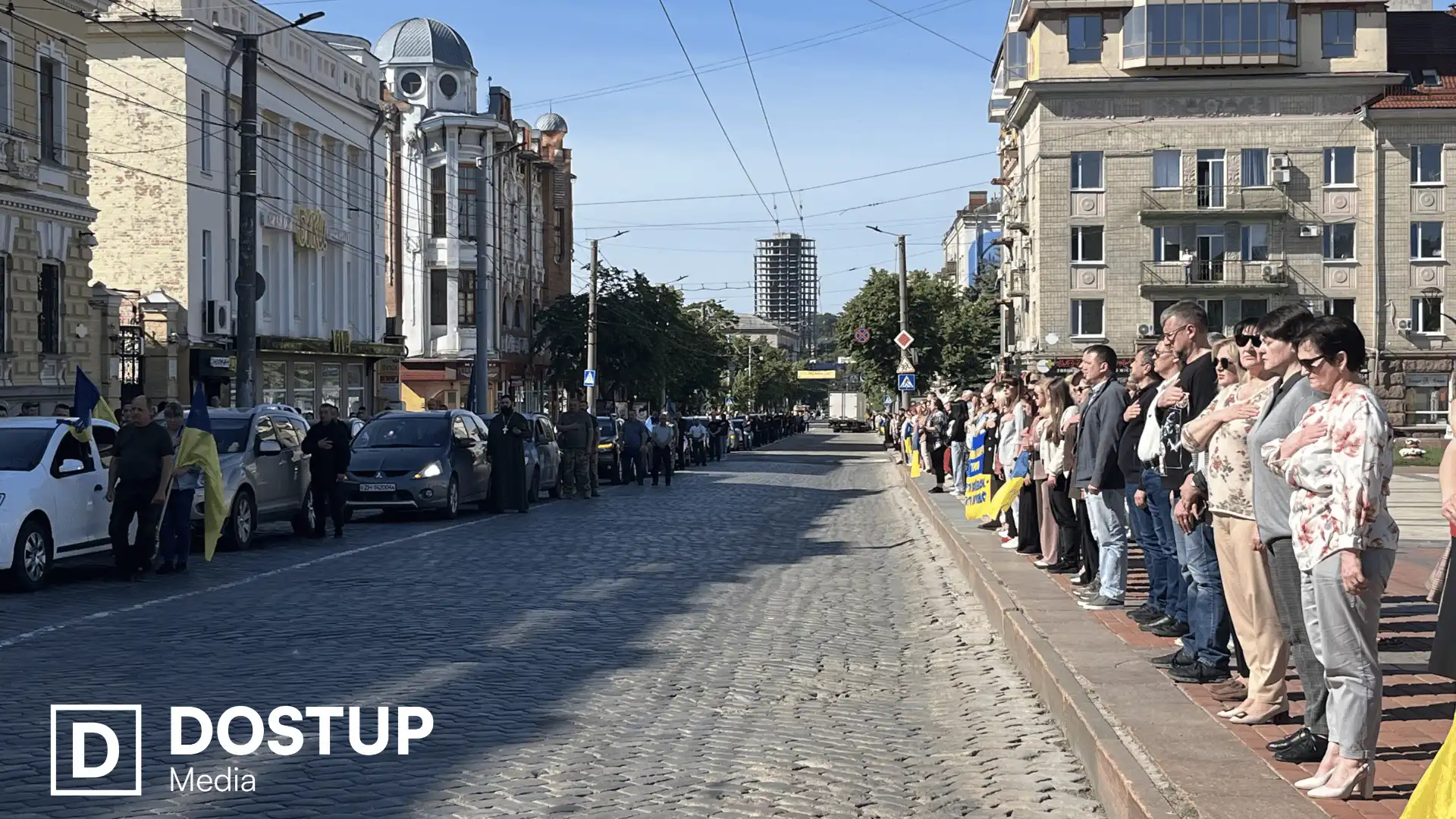 Небайдужі кропивничани віддають шану загиблим захисникам під час хвилини мовчання