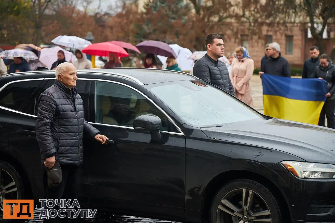Родини, побратими та мешканці міста прийшли попрощатися з двома героями України.