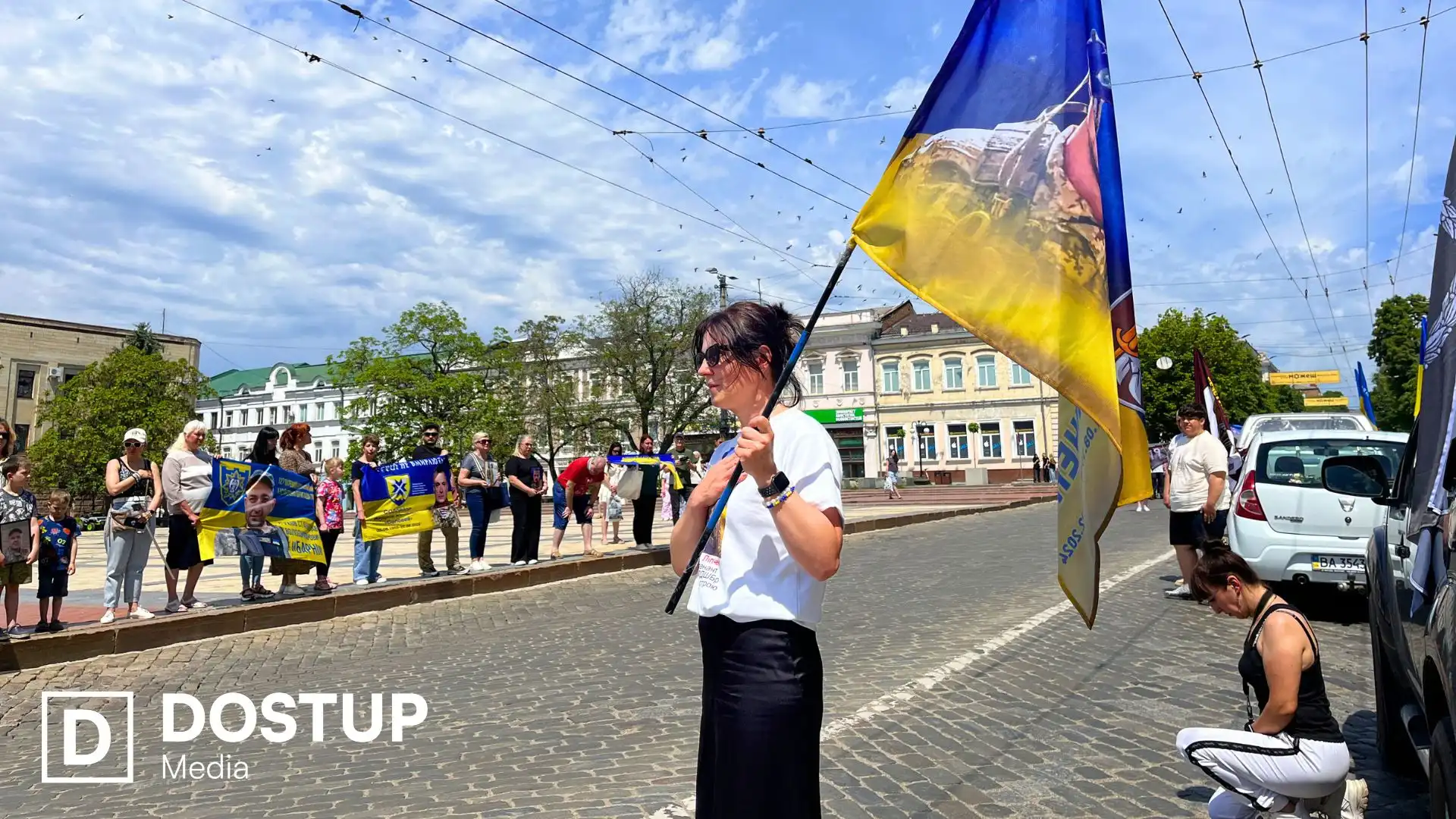 "Вшанувати загиблих і нагадати про їхній внесок": у Кропивницькому відбувся автопробіг до Дня Героїв
