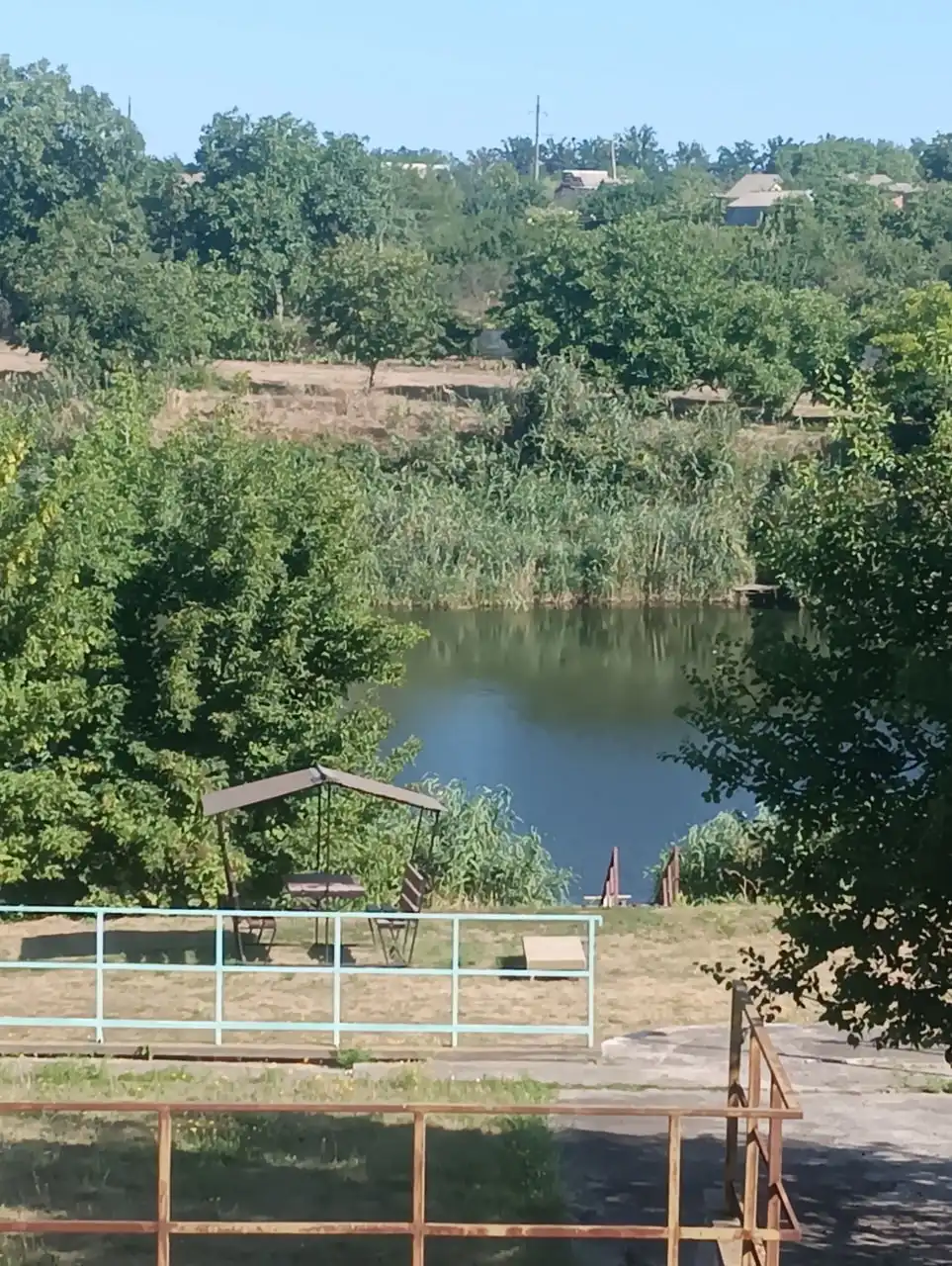 Готельний комплекс на березі водойми продають у Долинській