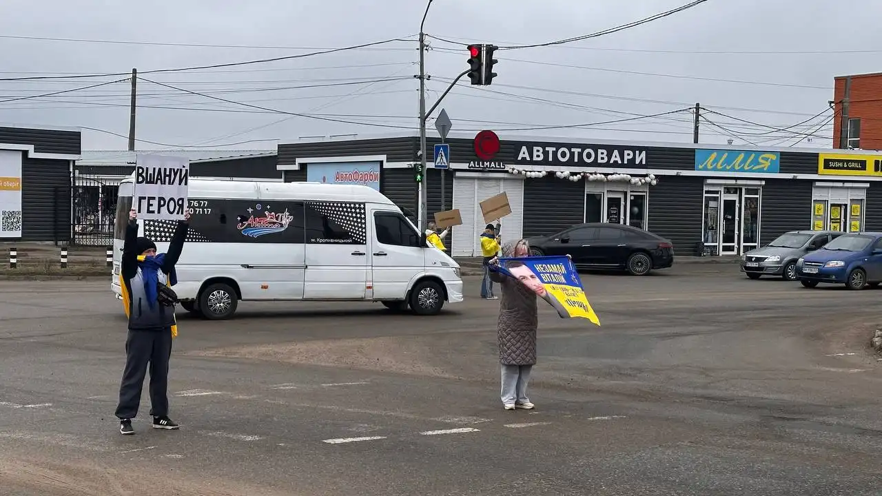 “Вшануй”: у Кропивницькому жителів і водіїв закликають зупинятися під час хвилини мовчання 