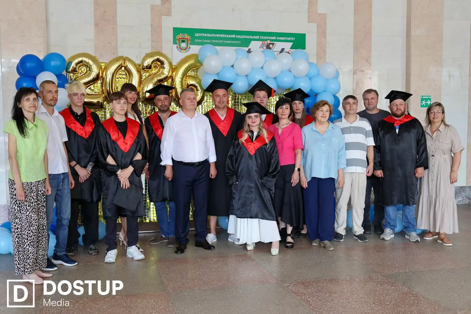 Випускникам кафедри економіки, підприємництва та готельно-ресторанної справи ЦНТУ вручили дипломи