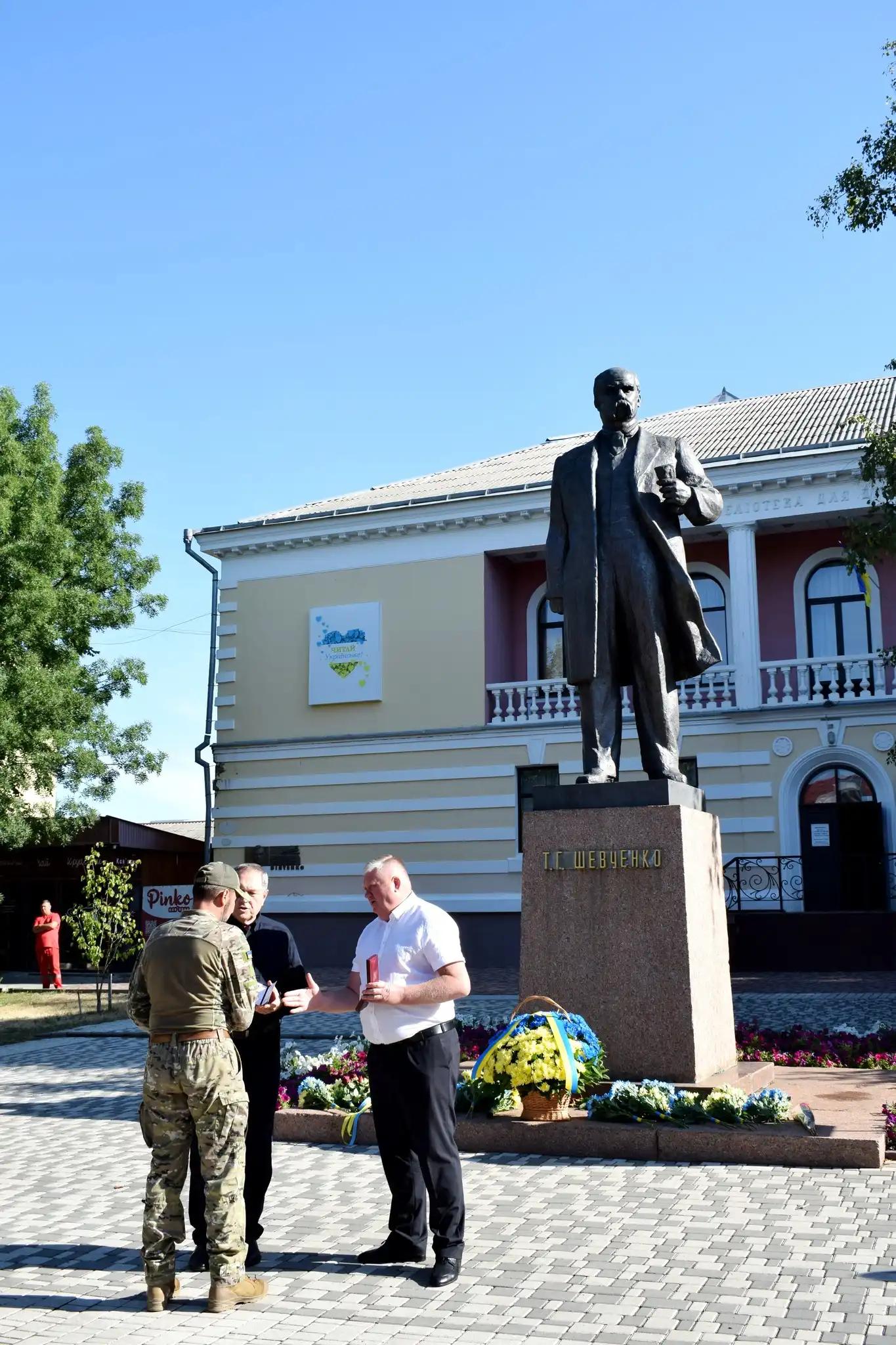 Вручили нагороду військовому