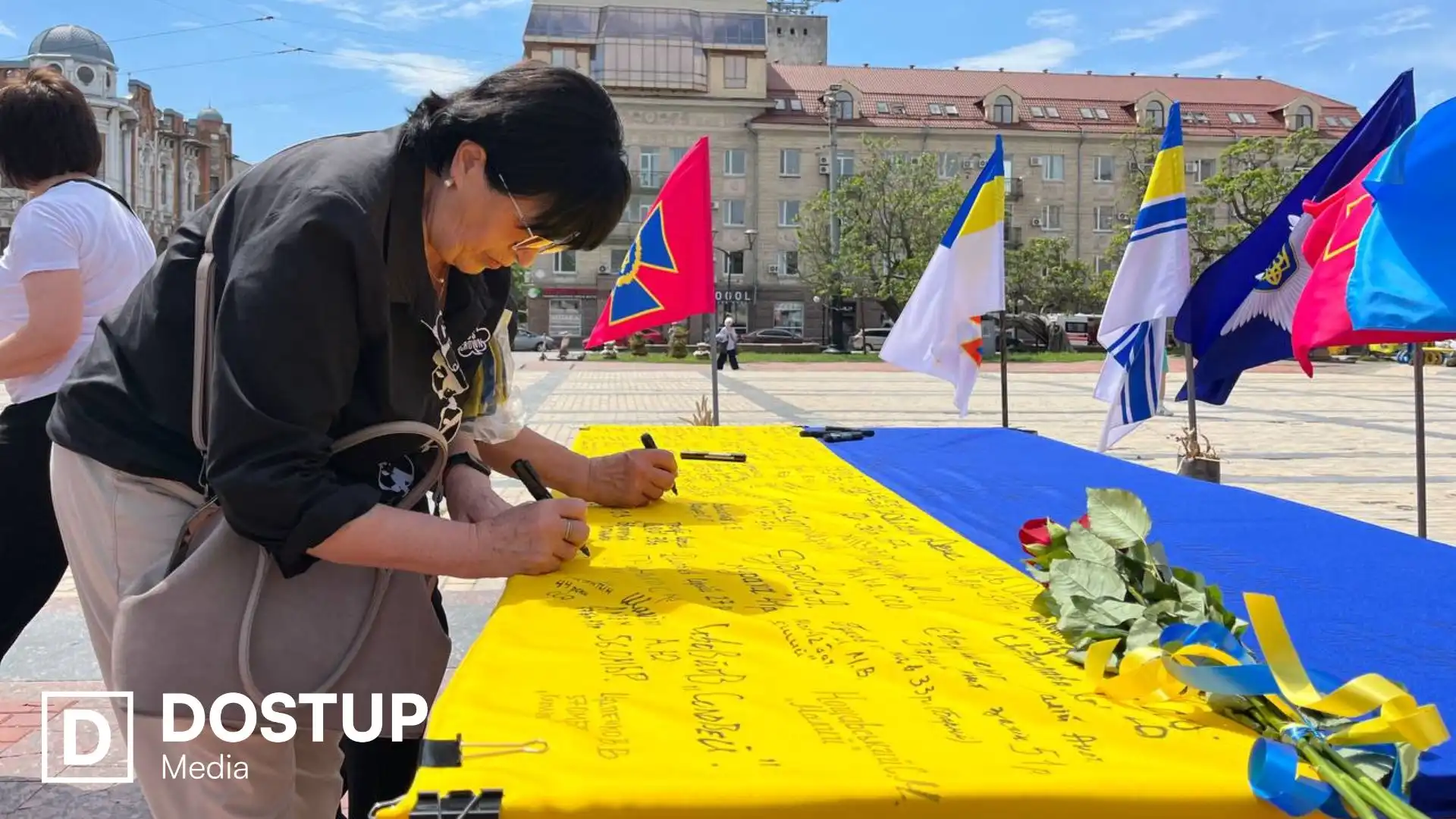 "Вшанувати загиблих і нагадати про їхній внесок": у Кропивницькому відбувся автопробіг до Дня Героїв