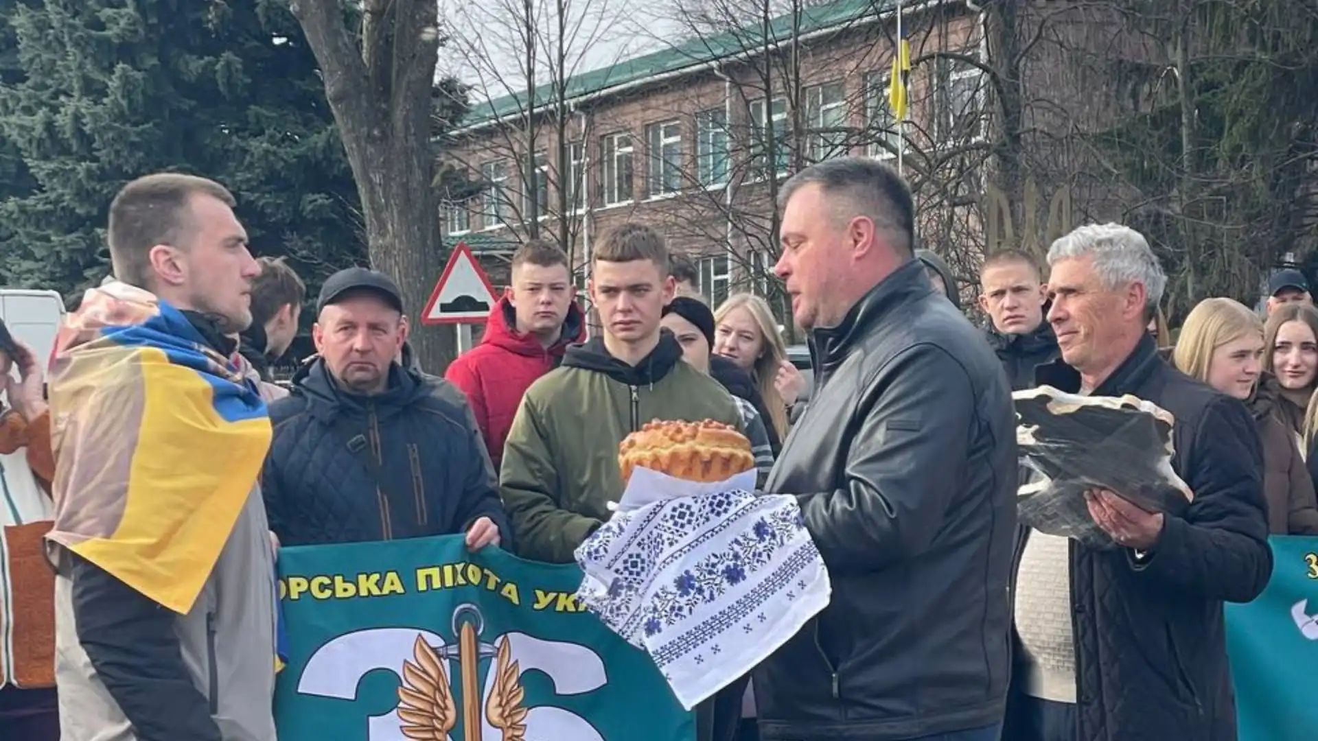 На Кіровоградщині зустріли звільненого з полону захисника Віталія Малюгу