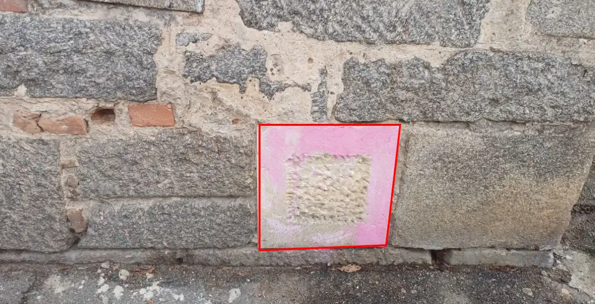 Зовнішній вигляд фасаду будівлі та детально окреслений фрагмент імовірного надгробного каменя, 18 листопада 2025 рік