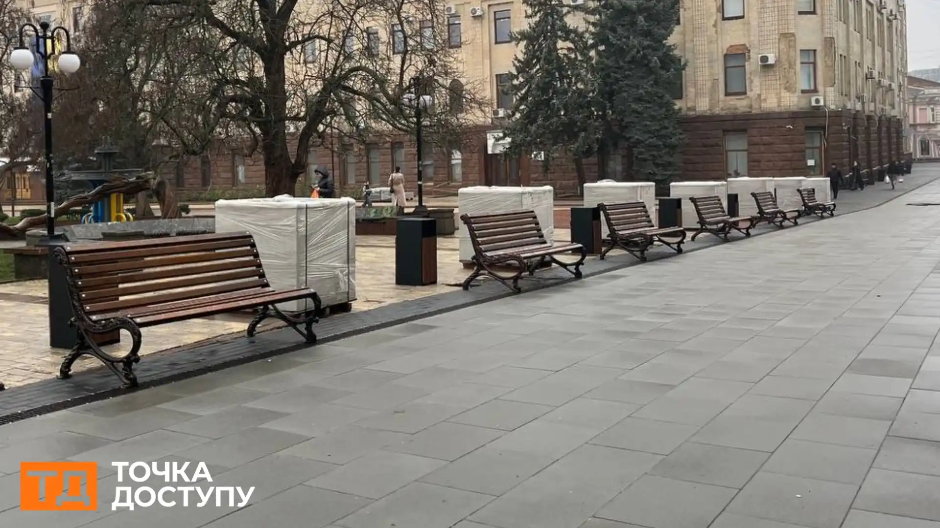 Уздовж вулиці Театральної в Кропивницькому встановили 11 вуличних вазонів, у які висадять декоративні дерева катальпи. Роботи виконують у межах ремонту тротуару та облаштування безбар’єрного маршруту.